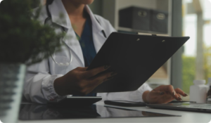 Na taquicardia com pulso, a primeira pergunta não é o ritmo, é se o paciente está estável. Entenda a conduta do ACLS, as doses e quando cardioverter.