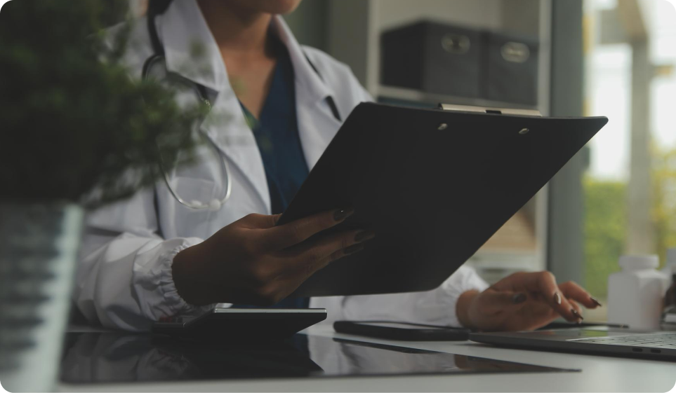 Na taquicardia com pulso, a primeira pergunta não é o ritmo, é se o paciente está estável. Entenda a conduta do ACLS, as doses e quando cardioverter.